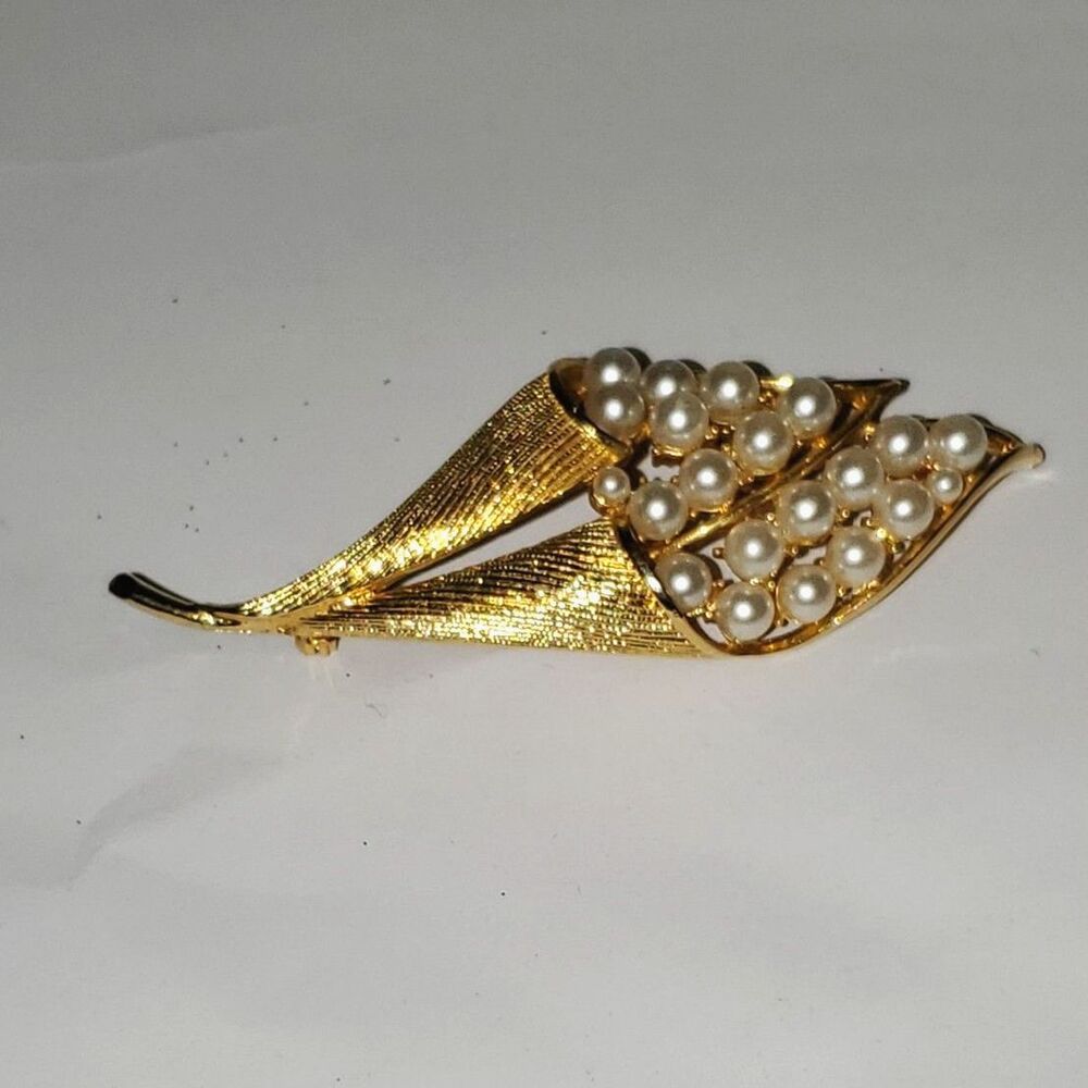 A Faux Pearl and Gold Tone Vintage Brooch Pin Bouquet Costume Jewelry